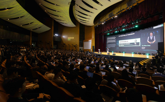 최태원 SK그룹 회장이 지난 4일 서울 강남구 코엑스에서 열린 'SK AI 서밋' 개막식에서 기조연설을 하고 있다. SK그룹 제공